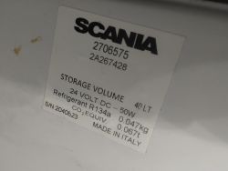 Etykieta znamionowa lodówki Scania z danymi: 24 V DC 50 W, 40 L, R134a.
