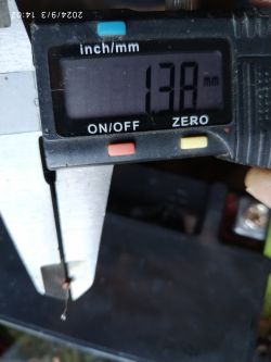 Suwmiarka cyfrowa mierząca długość na 13,8 mm.