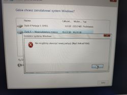 Komunikat błędu instalatora systemu Windows na ekranie wyboru dysku.