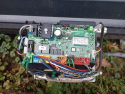 Płyta sterująca bramy BFT z wyświetlaczem LCD pokazującym komunikat „PhCl”