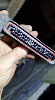 Zbliżenie na złącze elektroniczne z kilkoma pinami.