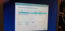 Ekran instalacji systemu Microsoft Server z podziałem przestrzeni dyskowej na dysk 0.