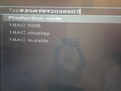 Menu serwisowe telewizora z widoczną zakładką „Production code” i wpisanym numerem seryjnym
