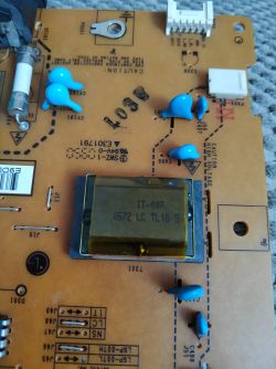 W2346S-BF: Strzelony kondensator SL6KV 5D, krótkotrwałe podświetlenie i pisk po wymianie