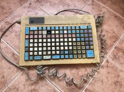 Stare programowalne klawiatury sklepowe PS/2 Gigatek KB128A i KB980 Stare programowalne klawiatury sklepowe PS/2 Gigatek KB128A i KB980