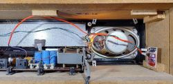 Wnętrze radioodbiornika pokazujące modyfikację z modułem Bluetooth.