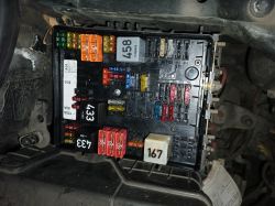 Skrzynka bezpieczników pod maską w Volkswagenie Golf V z 2003 roku