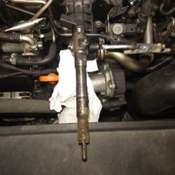 Wtryskiwacz 1.6 TDI golf 6 jak zidentyfikować króciec zasilający