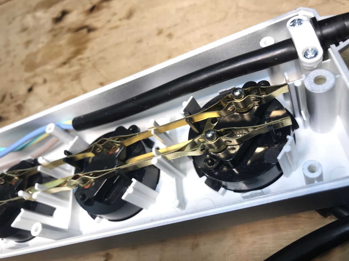 Wnętrze listwy antyprzepięciowej Brennenstuhl 13.500A Super Solid