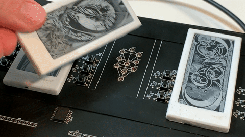 Karty do gry karcianej z wyświetlaczami E-ink