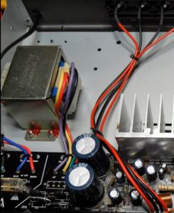 Cambridge Audio A1 v3 - Buczenie wzmacniacza - LM4766T + cała obudowa lekko wibr