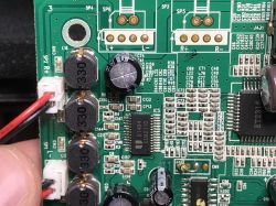 Zbliżenie na płytę główną stacji dokującej Bush z widocznymi elementami elektronicznymi.