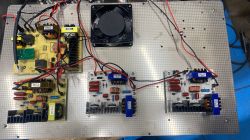 Widok wnętrza myjki ultradźwiękowej z odkrytymi komponentami elektronicznymi i wentylatorem.