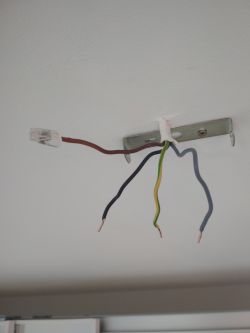 Wyrzuca bezpiecznik przy włączaniu lampy Wyrzuca bezpiecznik przy włączaniu lampy