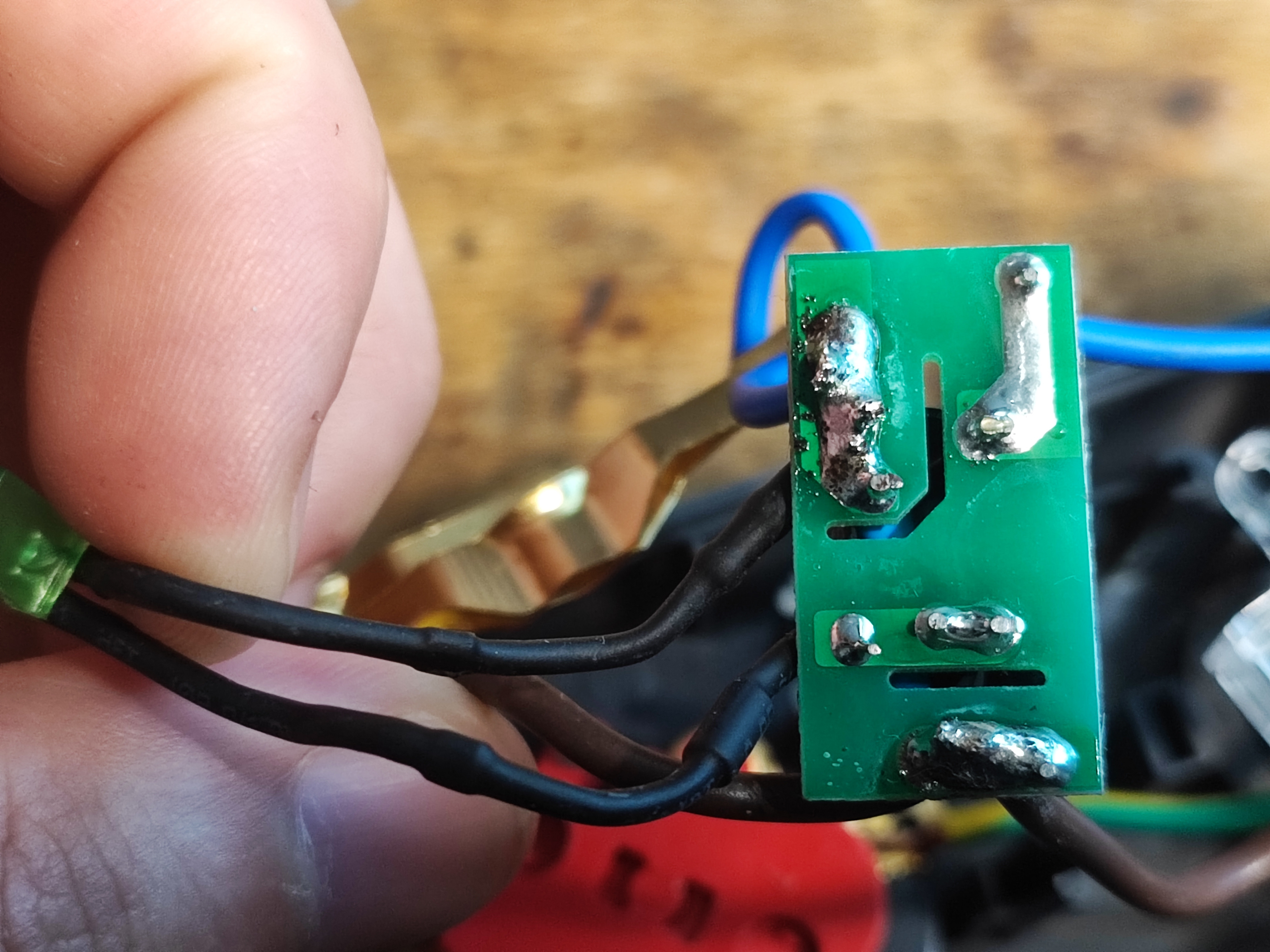 Inside the surge protector strip and USB power supply test - SFS133 ...