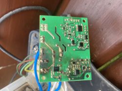 Zbliżenie na zieloną płytkę PCB z lutami, ścieżkami i elementami SMD, z widocznymi przewodami