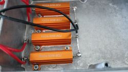 Zbliżenie na sztuczne obciążenia RX24-50W-8Ω w aluminiowej obudowie.