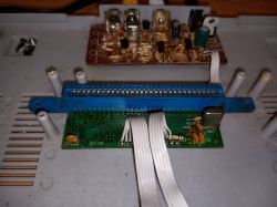 Zbliżenie wnętrza konsoli Pegasus z płytkami drukowanymi i połączeniami.