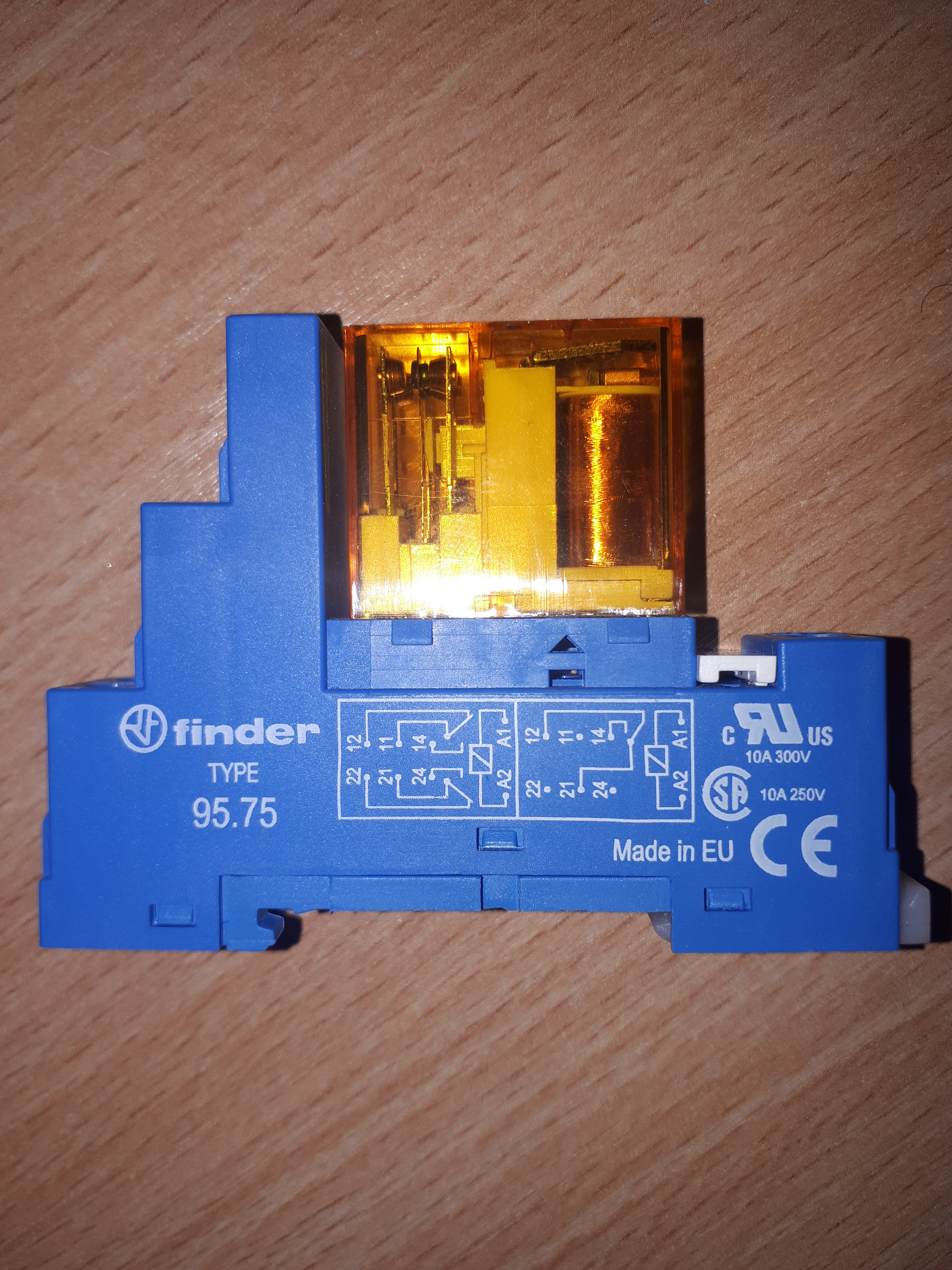 [Sprzedam]Przekaźniki z podstawką - Finder type 40.52 8A 250V