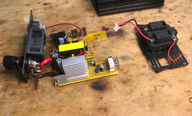 Wnętrze przetwornicy samochodowej z układami elektronicznymi na stole.