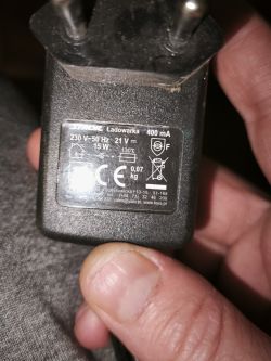 Zbliżenie na ładowarkę STHOR 21V 400mA z widocznymi danymi technicznymi na etykiecie.