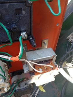 Zbliżenie na element elektryczny z metalową obudową i przewodami wewnątrz urządzenia