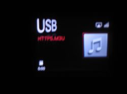Ekran odtwarzacza muzyki z wyświetlanym napisem USB HTTPS.M3U i ikoną nuty.