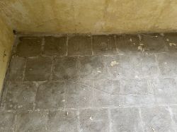 Czy można wyląć samopoziom na spękana posadzkę z pozostałościami kleju do PCV?