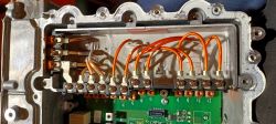 Wnętrze modułu ICCU z widocznymi przewodami wysokiego napięcia i płytą PCB