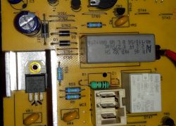 Zbliżenie na płytkę drukowaną z elementami elektronicznymi.