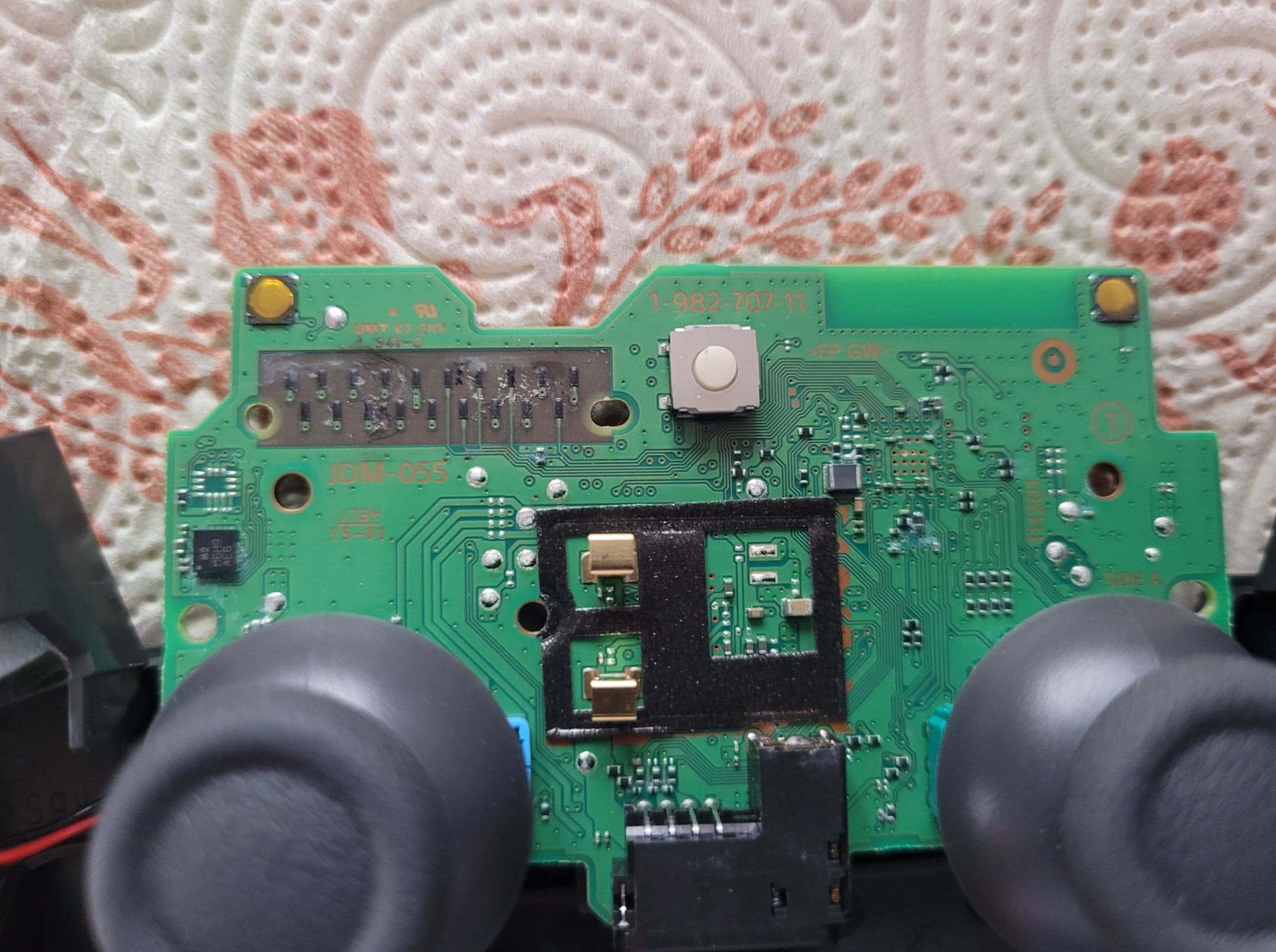 PlayStation 4 Pad ładuje, nie reaguje. Winna taśma? Gdzie znaleźć