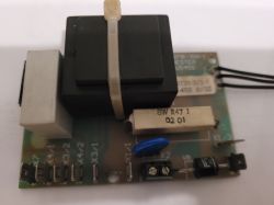 Płytka PCB z widocznym rezystorem ceramicznym 8W R47 J