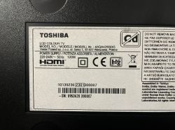 Tabliczka znamionowa telewizora Toshiba z modelem 43QA4263DG i danymi zasilania