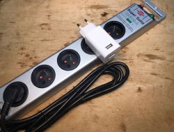 Listwa zasilająca Super Solid 16,0A na drewnianym blacie z wpiętą białą ładowarką USB