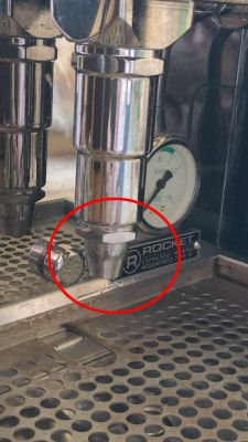 Zbliżenie na grupę zaparzającą ekspresu Rocket Milano z zaznaczoną wylotową dyszą.
