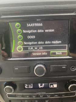 Anzeige des Navigationssystems im Auto mit Versionsinformationen.