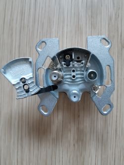 Jak prawidłowo podłączyć kable w gnieździe Berker TV-SAT-SAT?