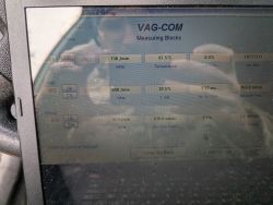 Pomiar bloków w programie VAG-COM na ekranie laptopa.