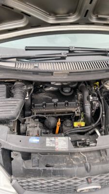 Zdjęcie silnika samochodu Ford Galaxy 2003 1.9 TDI z otwartą maską.