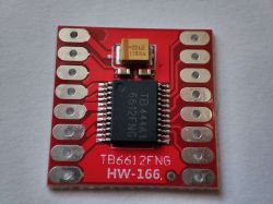 Moduł sterownika silników TB6612FNG HW-166 na czerwonej płytce PCB