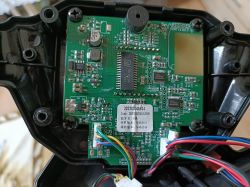 Zdjęcie płytki elektronicznej z układami scalonymi i podłączonymi przewodami.