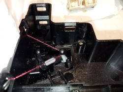 Wnętrze mechanizmu przełącznika zespolonego z metalowym prętem.