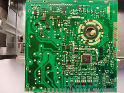 Zbliżenie płytki drukowanej z elementami elektronicznymi wewnątrz zmywarki Siemens SE25E865EU.