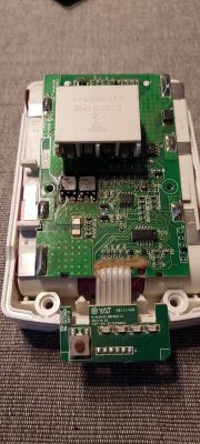 Otwarte wnętrze akumulatora Qualcast Z011041 20V z widoczną płytką elektroniczną i uszkodzonymi tranzystorami.