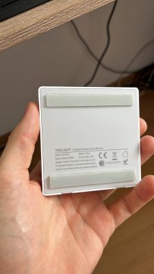 Łączenie przewodów fazowego i neutralnego dla sterowania inteligentną lampą przez WiFi