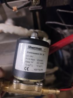 Elektrozawór Sherman DC 24V zamontowany na mosiężnym korpusie wewnątrz urządzenia