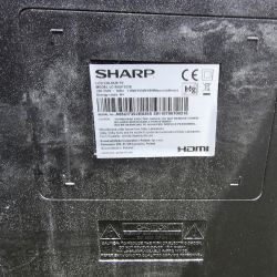Etykieta z tyłu telewizora Sharp LC-65UI7352E z numerem seryjnym i informacjami technicznymi
