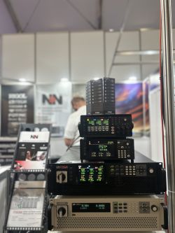 Stos programowalnych urządzeń pomiarowych ITECH na stoisku NDN podczas targów.
