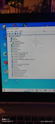 Zrzut ekranu Menedżera urządzeń na komputerze z systemem Windows, z widocznym nieznanym urządzeniem.
