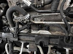 Zbliżenie na silnik z widoczną wiązką przewodów i oznaczeniem VW Germany VRT 4